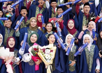 Wajah-wajah ceria mengangkat skrol ke udara, meraikan satu pencapaian yang tidak ternilai. 
– Mohd Radzuan Mohd Rafee