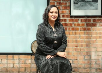 ZETTY NORHANA BALIA tampil menarik dalam persalinan rona hitam.