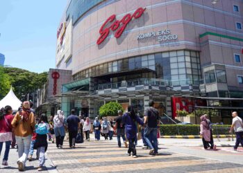 Orang ramai menjadikan Kompleks Sogo salah satu pusat beli belah utama untuk persiapan menyambut Hari Raya Aidilfitri. - UTUSAN/ ISKANDAR ISHAK
