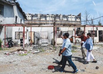 PENDUDUK Kampung Kuala Sungai Baru, Puchong bersama kakitangan Syarikat Perumahan Negara Berhad (SPNB) dan kontraktor lantikan SPNB melawat dan memeriksa tapak perumahan yang terkesan akibat letupan saluran paip gas di Putra Heights, April lalu. - UTUSAN/AFIQ RAZALI