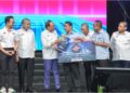 ANWAR Ibrahim menyampaikan Anugerah Tokoh Pekerja Negara (Orang Kurang Upaya) kepada Dr. Ahmad Shamsuri Muhamad (empat dari kanan) ketika Sambutan Hari Pekerja 2025 peringkat Kebangsaaan di Axiata Arena Bukit Jalil, Kuala Lumpur, semalam. – UTUSAN/AMIR KHALID