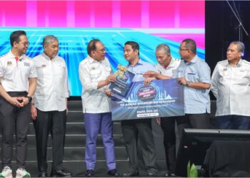 ANWAR Ibrahim menyampaikan Anugerah Tokoh Pekerja Negara (Orang Kurang Upaya) kepada Dr. Ahmad Shamsuri Muhamad (empat dari kanan) ketika Sambutan Hari Pekerja 2025 peringkat Kebangsaaan di Axiata Arena Bukit Jalil, Kuala Lumpur, semalam. – UTUSAN/AMIR KHALID