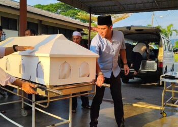 JENAZAH pasangan suami isteri yang maut di Kilometer 64, Jalan Ipoh-Taiping, Padang Rengas selepas proses bedah siasat di Hospital Kuala Kangsar. - UTUSAN