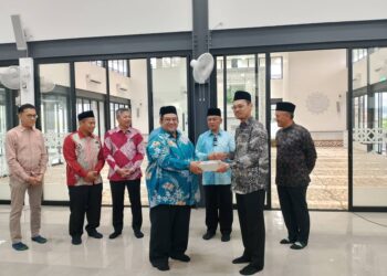 mohd Na'im Mokhtar menyaksikan penyerahan kotak kunci Surau Al-Firdaus daripada pihak MAIWP kepada jawatankuasa surau di Presint 11, Putrajaya. - UTUSAN/MOHD HUSNI MOHD NOOR