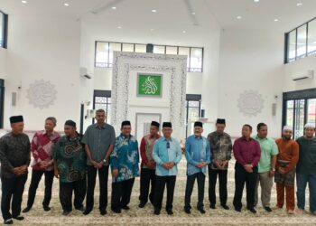 MOHD Na'im Mokhtar bergambar wakil MAIWP dan ahli jawatankuasa surau di ruang solat utama Surau Al-Firdaus, Presint 11, Putrajaya. - UTUSAN/MOHD HUSNI MOHD NOOR