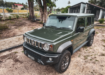 JIMNY ini masih kekal 210 mm tinggi dari permukaan bumi, jarak bamper ke roda masih lagi pendek dan membolehkan ia mendaki atau menuruni cerun.