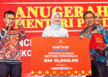 FADHLINA Sidek (tengah) menyampaikan Anugerah Khas Menteri Pendidikan kepada Penolong Kanan Hal Ehwal Murid Sekolah Kebangsaan Sebangang, Lawas, Muhammad Nazmi Rosli sempena sambutan Hari Guru peringkat Kebangsaan 2025, di sini semalam.