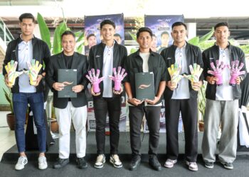 Pengasas FAT Sports, Franky Adi Thama (dua kiri) dan Pengarah FAT Sports Malaysia, Izham Tarmizi (tiga kanan) bergambar bersama empat penjaga gol kelab-kelab dari Liga Malaysia, Syihan Hazmi (tiga dari kiri) selepas Majlis Menandatangani Memorandum Kerjasama Jenama Sukan FAT dari Indonesia di sini, hari ini. - UTUSAN/FARIZ RUSADIO