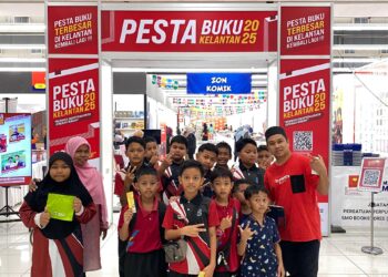 MURID dan guru bergambar di pintu masuk hadapan Pesta Buku Kelantan 2025.