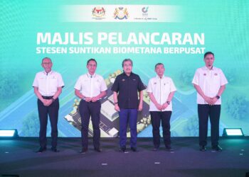 JOHARI Abdul Ghani (tengah) ketika Majlis Perasmian Stesen Suntikan Biometana Berpusat di sini hari ini.
