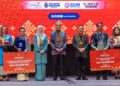 Dr. AHMAD ZAHID  Hamidi (tengah) dan Fadhlina Sidek (tiga, kiri) bersama beberapa penerima anugerah sempena sambutan Hari Guru Peringkat Kebangsaan 2025 di Kuching Sarawak.