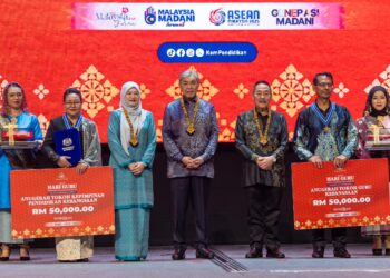 Dr. AHMAD ZAHID  Hamidi (tengah) dan Fadhlina Sidek (tiga, kiri) bersama beberapa penerima anugerah sempena sambutan Hari Guru Peringkat Kebangsaan 2025 di Kuching Sarawak.