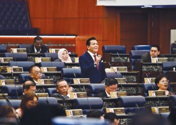 MOHD. Shahar Abdullah berbahas dalam Sidang Khas Dewan Rakyat berhubung tarif Amerika Syarikat (AS), semalam.-JABATAN PENERANGAN MALAYSIA