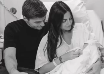 MAX Verstappen bersama isterinya, Kelly Piquet (kanan) ketika bergambar bersama bayi perempuan mereka, Lily, semalam. - IHSAN IG MAX VERSTAPPEN.