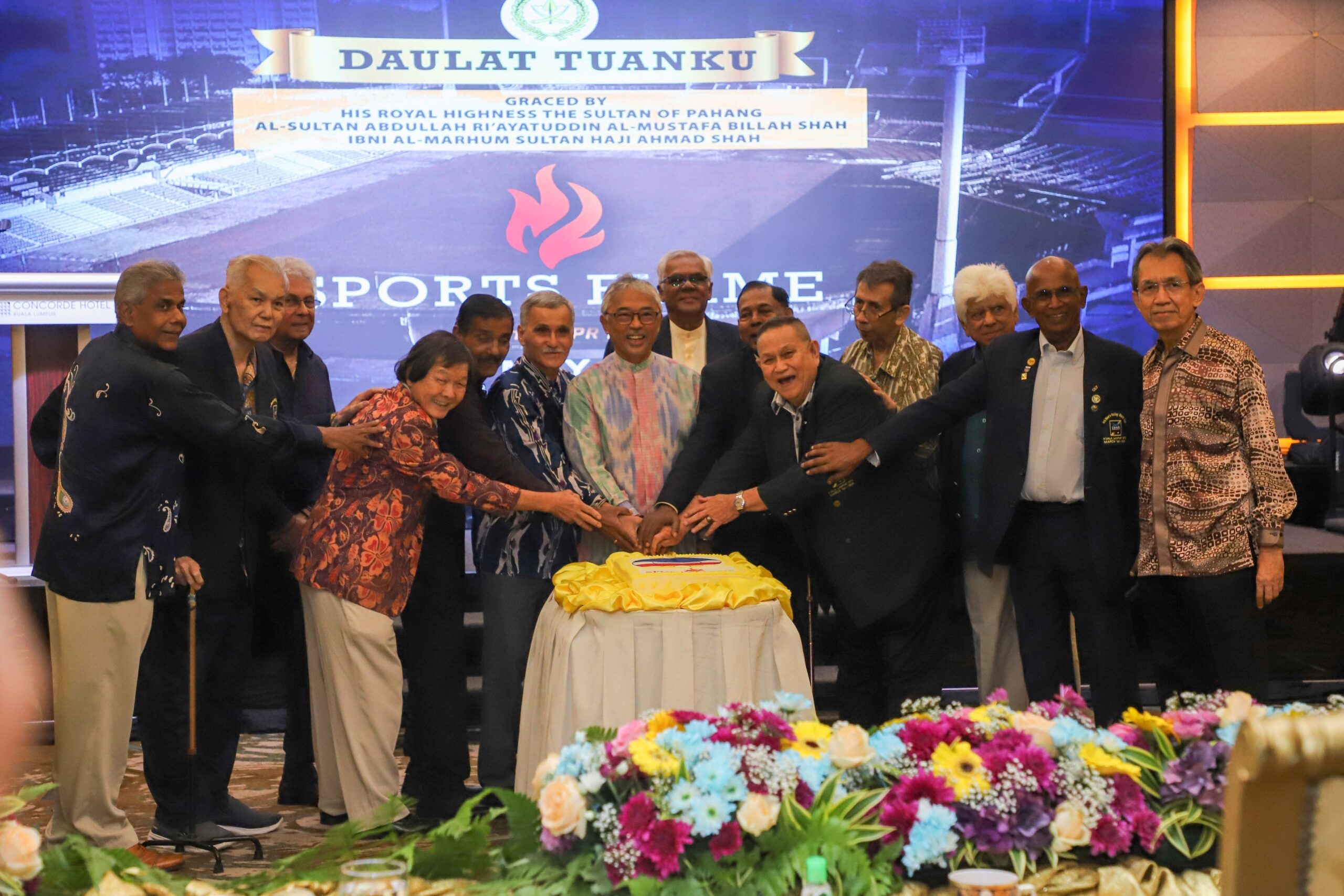 SULTAN Pahang, Al-Sultan Abdullah Ri'ayatuddin Al-Mustafa Billah Shah memotong kek bersama bekas pemain hoki kebangsaan pada majlis sambutan ulang tahun ke-50 pencapaian bersejarah Malaysia di Piala Dunia Hoki 1975.