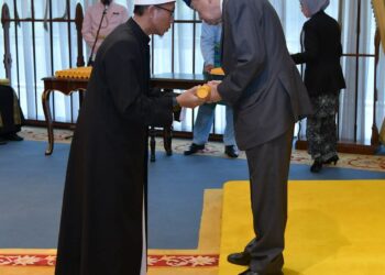 SULTAN SHARAFUDIN Idris Shah berkenan menyerahkan watikah pelantikan kepada penerima dalam istiadat di Istana Bukit Kayangan, Shah Alam, Selangor hari ini.