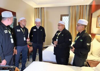 SHAHIDAN Ishak (dua dari kiri) bersama Naib Konsul Haji Malaysia merangkap Pengarah Operasi Madinah, Affandi Abdullah (tengah) meninjau bilik penginapan bakal haji di Hotel Emaar Royal, Madinah.