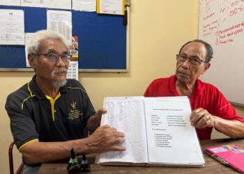 ABDUL Rahman Abdul Gani (kanan) dan Tengku Anuar Tengku Rashid menunjukkan buku catatan perjalanan harian mereka yang semakin kosong ketika ditemui Utusan Malaysia di Kuala Pilah, semalam.
– UTUSAN/NOR SHAFIQAH MOHD. GHAZALI