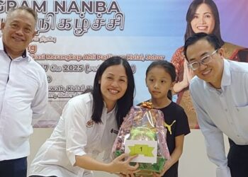 TEO Nie Ching (dua kiri) menyampaikan hadiah kepada pemenang pertandingan mewarna pada majlis perasmian Program Nadi Aspirasi Nasional Bersama Anak Muda (Nanba) di Dewan Serbaguna Taman Mewah, Kulai, hari ini.