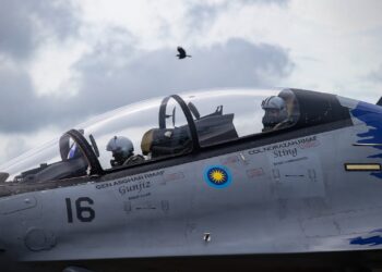 MOHD. Norazan Othman (kanan) menerbangkan Sukhoi Su-30MKM bersama Mohd. Asghar Khan Goriman Khan pada LIMA’25 di Langkawi.– UTUSAN/SHAHIR NOORDIN.
