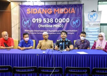 Setiausaha Agung Pertubuhan Kemanusiaan Malaysia (MHO) Datuk Hishamuddin Hashim (tiga kanan) bercakap dalam sidang akhbar bersama sebahagian pengadu yang disyaki ditipu oleh sebuah syarikat agensi pelancongan tempatan untuk menunaikan umrah di Kuala Lumpur, semalam.  - UTUSANFARIZ RUSADIO