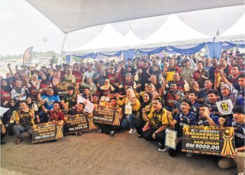 MOHAMAD Hasan bergambar dengan golongan belia pada Majlis Perasmian Sambutan Hari Belia Negara dan Jelajah Agenda Nasional Malaysia Sihat Peringkat Negeri Sembilan 2025 di Paroi, Seremban, semalam. 
– UTUSAN /NUR SHARIEZA ISMAIL