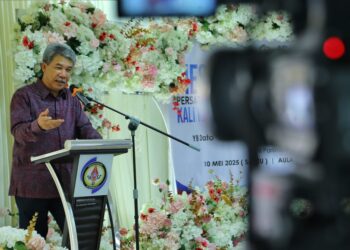 MOHAMAD Hasan beramah mesra bersama para pelajar yang cemerlang dalam peperiksaan  ketika hadir Majlis Perasmian Mesyuarat PIBG SK Senawang 3, hari ini.-UTUSAN/MOHD SHAHJEHAN MAAMIN