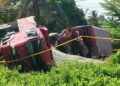 KEADAAN trak FRU yang terlibat kemalangan dengan lori di Jalan Sungai Lampam di Teluk Intan hari ini. - UTUSAN/MUHAMAD NAZREEN SYAH MUSTHAFA
