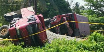 KEADAAN trak FRU yang terlibat kemalangan dengan lori di Jalan Sungai Lampam di Teluk Intan, Perak Selasa lalu - UTUSAN/MUHAMAD NAZREEN SYAH MUSTHAFA