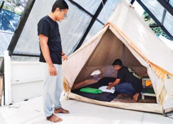DUA pekerja berstatus Orang Bebas Berlesen (OBB) dan Orang Diparol (ODP) melakukan kerja-kerja pembersihan di khemah pelanggan di Pulau Perhentian, Besut, Terengganu. UTUSAN / WAN ZURATIKAH IFFAH WAN ZULKIFLI