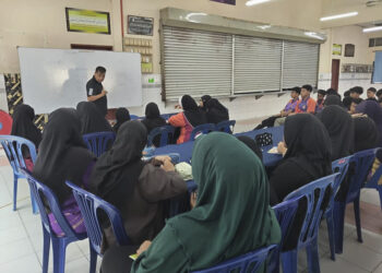 NGAH Bidin mengajar tuisyen secara sukarela di Asrama Anak Yatim Darul Falah, Bukit Payung, Terengganu.