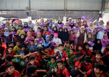 MURID SK Bukit Payong, Marang, Terengganu menghadiahkan kain sarung batik kepada guru-guru mereka sempena sambutan Hari Guru. 
– UTUSAN/PUQTRA HAIRRY