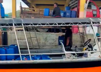 SEBAHAGIAN daripada minyak petrol dan diesel yang dihantar di Pulau Redang, Kuala Terengganu, semalam.