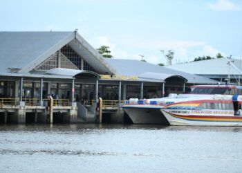 SEBANYAK 28 trip feri tambahan disediakan untuk kemudahan orang ramai di Terminal Feri Kuala Perlis sepanjang tempoh penganjuran Pameran Antarabangsa Maritim dan Aeroangkasa Langkawi 2025 (LIMA’25) pada 20 sehingga 24 Mei ini. – UTUSAN/IZLIZAN OTHMAN