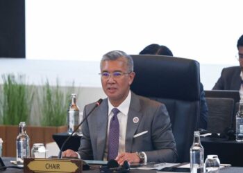 TENGKU ZAFRUL Tengku Abdul Aziz ketika berucap pada Mesyuarat Asean Economic Community Council (AECC) ke-25 sempena Sidang Kemuncak ASEAN ke-46 di Pusat Konvensyen Kuala Lumpur, hari ini. - UTUSAN/SHIDDIEQIIN ZON