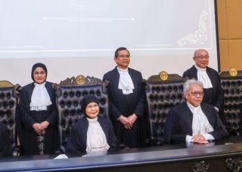 TUN Tengku Maimun Tuan Mat (duduk dua kiri) bergambar bersama Hakim Mahkamah Persekutuan dan Hakim Mahkamah Rayuan yang baharu pada Majlis Mengangkat Sumpah Jawatan dan Taat Setia Hakim Mahkamah Persekutuan dan Hakim Mahkamah Rayuan di Istana Kehakiman, Putrajaya, semalam. – UTUSAN/FAISOL MUSTAFA