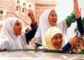 Gambar fail bertarikh 12 Februari 1999 menunjukkan Nurul Izzah Anwar (kiri) bersama ibunya, Dr. Wan Azizah Ismail dan adiknya Nurul Nuha memberi reaksi kepada penyokong di luar mahkamah Persekutuan di Jalan Raja, Kuala Lumpur. Nurul Izzah yang bergelar Puteri Reformasi ketika itu mengambil cuti dari kuliah untuk menghadiri perbicaraan bapanya, Datuk Seri Anwar Ibrahim.