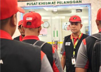 ZAINI Rashid memberikan amanat sebelum anggota Unit Peronda TH bertugas di persekitaran Masjidil Haram, Mekah.