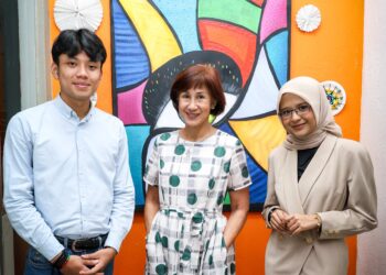 Azham Azman, Yeoh Yu Ho dan Iman Sufia Muhammad Shahril merupakan antara sukarelawan membaca MAB. -UTUSAN/ IQBAL ROSLI