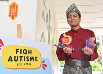 Nur Arif Jasmin menerima Ikon Anak Istimewa Selangor, baru-baru ini.