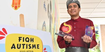 Nur Arif Jasmin menerima Ikon Anak Istimewa Selangor, baru-baru ini.