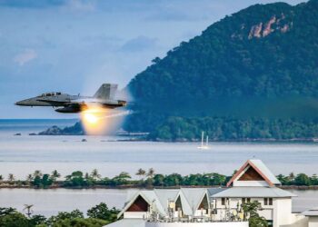 PESAWAT tempur TUDM, Hornet F/A-18D melakukan lintas hormat ketika pelancaran Opening Gambit Tentera Udara Diraja Malaysia (TUDM) sempena Pameran Udara dan Maritim Antarabangsa Langkawi 2025 (LIMA’25) di Langkawi, semalam. – UTUSAN/SHAHIR NOORDIN