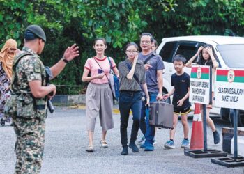 Seorang pelatih wanita dihantar keluarganya mendaftar masuk Program Latihan Khidmat Negara (PLKN) 3.0 di Kem Rejimen Askar Wataniah, Kuala Lumpur, semalam. – UTUSAN/M. FIRDAUS M. JOHARI