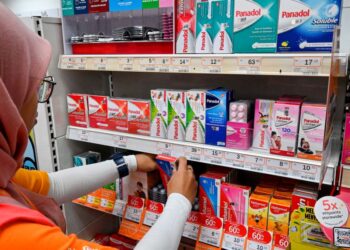 PELAKSANAAN paparan harga ubat yang dikuatkuasakan mampu mencegah sebarang manipulasi harga oleh penyedia perkhidmatan kesihatan swasta. -UTUSAN/MUHAMMAD NAIM HELMI HAFIDZI
