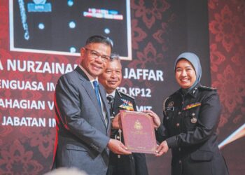 Saifuddin Nasution Ismail menyampaikan anugerah kepada pegawai yang dipilih menerima Anugerah Perkhidmatan Cemerlang Tahun 2024 Jabatan Imigresen Malaysia di Putrajaya,, semalam. – utusan/FAIZ ALIF ZUBIR