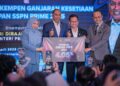 Zambry Abdul Kadir menunjukkan dividen 4.05 peratus untuk Simpan SSPN 2024 ketika mengumumkan dividennya di Kementerian Pengajian Tinggi, Putrajaya, semalam. – UTUSAN/FAIZ 
ALIF ZUBIR