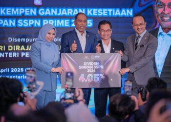 Zambry Abdul Kadir menunjukkan dividen 4.05 peratus untuk Simpan SSPN 2024 ketika mengumumkan dividennya di Kementerian Pengajian Tinggi, Putrajaya, semalam. – UTUSAN/FAIZ 
ALIF ZUBIR