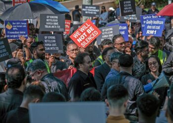 LEBIH 200 doktor dan pekerja kesihatan berkumpul di Laman Perdana berhampiran Bangunan Perdana Putra, Putrajaya, semalam bagi membantah pelaksanaan peraturan yang mewajibkan klinik swasta dan farmasi mempamerkan harga ubat-ubatan. – UTUSAN/FAIZ ALIF ZUBIR