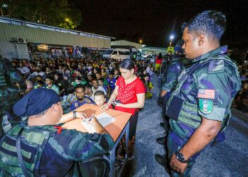 PERASI Bersepadu Pasukan Gerakan Am Bukit Aman di Pasar Borong Kuala Lumpur, Selayang, semalam. – UTUSAN/SHIDDIEQIIN ZON