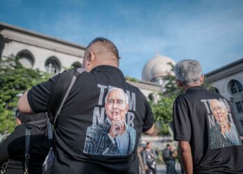 Sebahagian penyokong yang hadir pendengaran rayuan  Najib Tun Razak terhadap keputusan Mahkamah Tinggi yang menolak kebenaran semakan kehakiman untuk mencabar kewujudan Titah Adendum di Istana Kehakiman, Putrajaya, pada Januari lalu.  
– mingguan/FAIZ ALIF ZUBIR